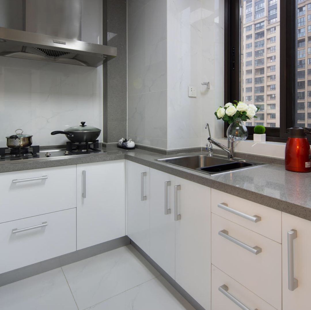 25个白色厨房橱柜搭配设计，想做白色橱柜可以参考装修效果图片_1