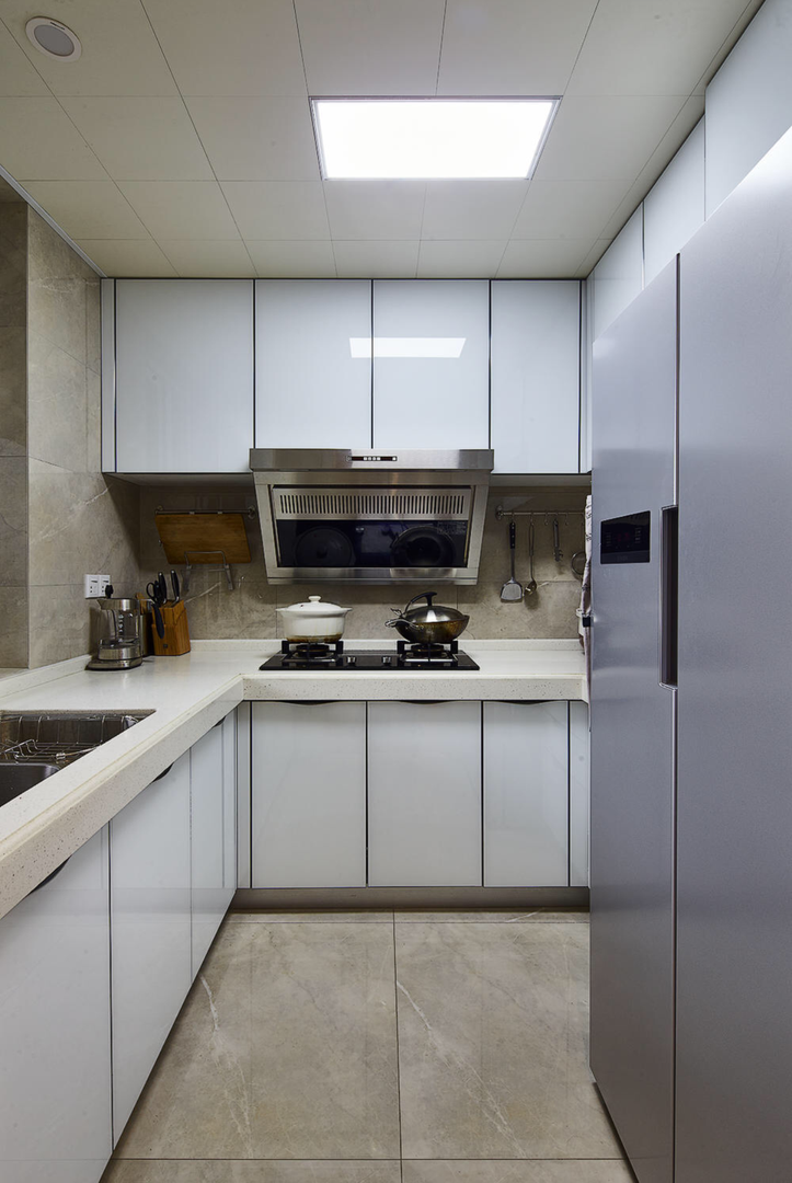 25个白色厨房橱柜搭配设计，想做白色橱柜可以参考装修效果图片_3