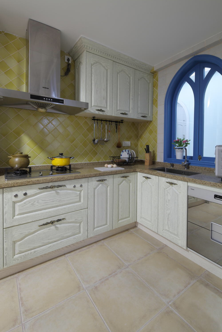 25个白色厨房橱柜搭配设计，想做白色橱柜可以参考装修效果图片_17