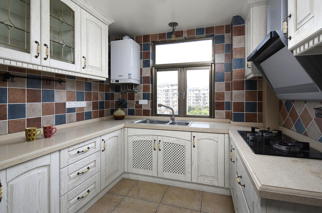 25个白色厨房橱柜搭配设计，想做白色橱柜可以参考装修效果图片_15