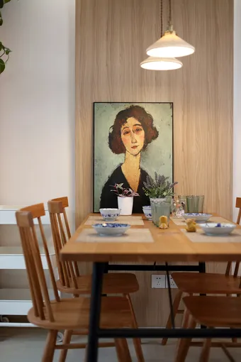 餐厅木饰面上墙，他家的温馨打造我给满分！