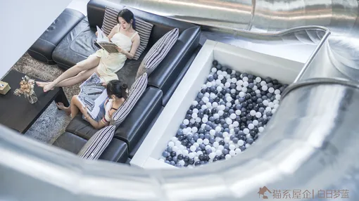 家里藏着一条10米长的滑梯？这个CBD的顶层复式楼酷毙了！