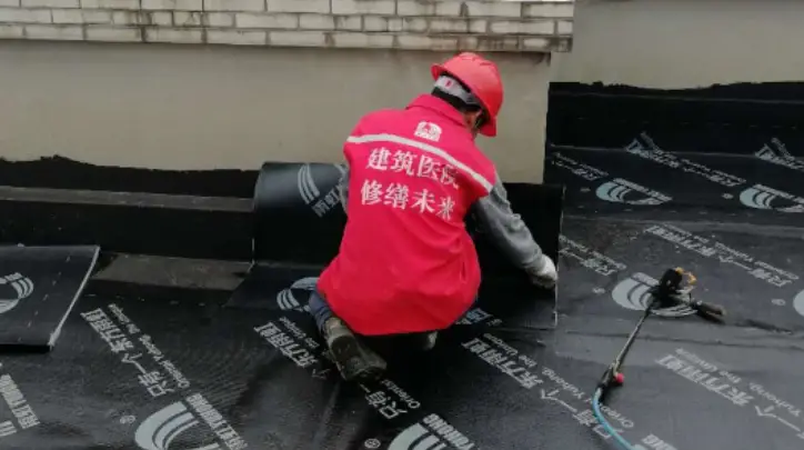 顶楼业主的困扰：入住十年屋顶漏水，一个电话半小时修好