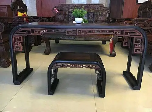 近两年越来越喜欢中式红木家具了，这些家具10年前家人买回来的时候还无法接受，觉得很老气，现在越来越觉得红木家居非常有味道，这是不是代表我老了😂图片_0