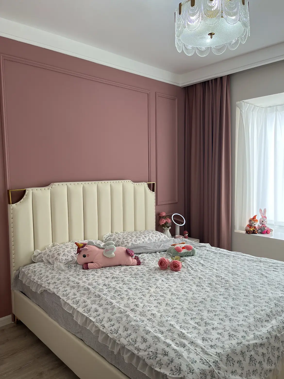 每次发主卧问的最多的就是这个墙漆，今天来详细讲一下我家这个怎么刷的~很多小伙伴都说一样的褐珊瑚为什么没有我的看起来亮，我说一下我这个刷的过程。
①我刷好大白之后有放10多天通风，叫墙体完全干透。
②选漆的时候老板有告诉我，深色和饱和度高的墙漆要用专用的漆，就是那个梦幻千色。
③我这个不是喷的，我另外花了600的手工费，工人花了2天的时候给我滚涂的，拼合的地方是用小刷子一点点刷的。
④我刷了两次，第一次干了再刷第二次，因为滚涂墙体刷的还是很匀，没有颗粒感。
⑤关于开裂，新建完的新房墙体刷乳胶漆很多都。有这个问题，三年以上的新房没什么问题。
⑥补色，我建议不要去补，肯定不一样，刷完留。点底漆，哪里有磕碰稍微点一下的还可以，大面积建议不补。
⑦我是立邦褐珊瑚做背景，大面积都用的立邦太空漫步，全屋都带颜色的话，看久了会腻。
⑧我用了两桶梦幻千色刷背景墙，我们当地110-桶，900ml，大面积的太空漫步是超亚光，1050一桶刷全屋图片_8