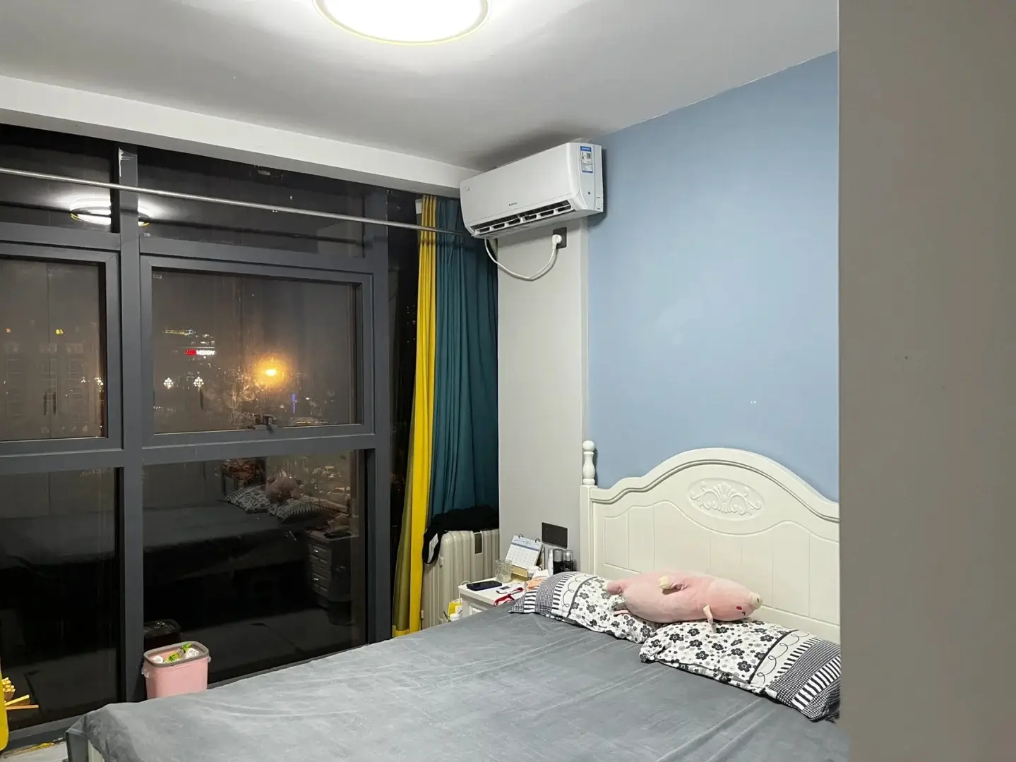 蓝色背景墙+落地窗，这样的卧室温馨又大气图片_1