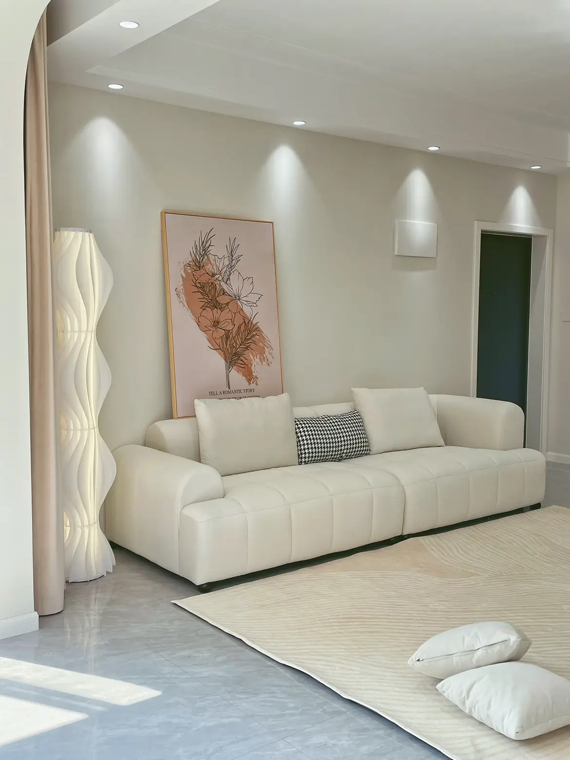 最近被问的最多的就是我家客厅刷的什么色!
想要奶油风的可大胆刷杏子灰!干净、简单、温柔又高级
我家客厅顶部通刷立邦珍珠白，墙面是立邦杏子灰，整体效果很不错!
当然中间也要注意!
1、一定要盯住师傅找平墙这个环节，不会后面灯光打上就会看着凹凸不平整!
2、油漆师傅刷完一定要检查哪里没刷好，或者墙上有颗粒的地方，及时让师傅处理
3、用不完的漆让师傅用瓶子装好，后面安装灯具和家具的时候，还会用到，有些地方要补漆
4、最好电脑调色，有的师傅人工调色，调不好色。差会很大
最后附有我家全屋的乳胶漆颜色，是师傅现场电脑调出来的色，大家可以做参考!!图片_1