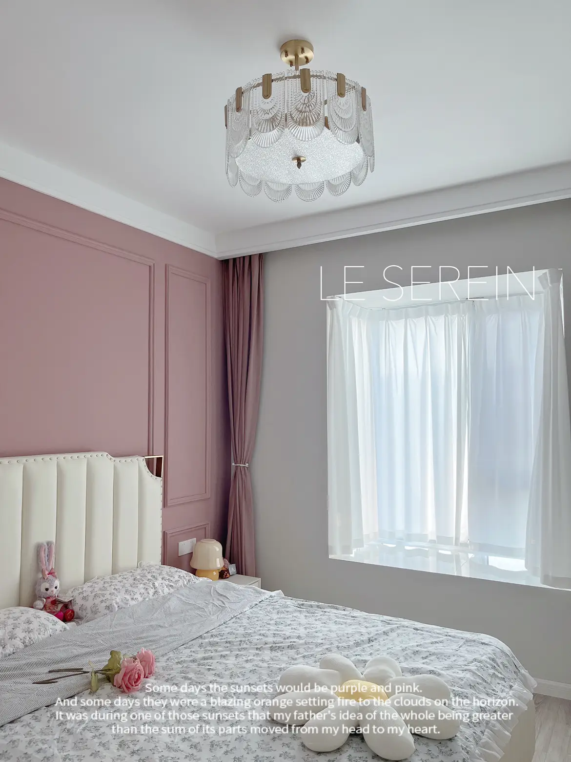 每次发主卧问的最多的就是这个墙漆，今天来详细讲一下我家这个怎么刷的~很多小伙伴都说一样的褐珊瑚为什么没有我的看起来亮，我说一下我这个刷的过程。
①我刷好大白之后有放10多天通风，叫墙体完全干透。
②选漆的时候老板有告诉我，深色和饱和度高的墙漆要用专用的漆，就是那个梦幻千色。
③我这个不是喷的，我另外花了600的手工费，工人花了2天的时候给我滚涂的，拼合的地方是用小刷子一点点刷的。
④我刷了两次，第一次干了再刷第二次，因为滚涂墙体刷的还是很匀，没有颗粒感。
⑤关于开裂，新建完的新房墙体刷乳胶漆很多都。有这个问题，三年以上的新房没什么问题。
⑥补色，我建议不要去补，肯定不一样，刷完留。点底漆，哪里有磕碰稍微点一下的还可以，大面积建议不补。
⑦我是立邦褐珊瑚做背景，大面积都用的立邦太空漫步，全屋都带颜色的话，看久了会腻。
⑧我用了两桶梦幻千色刷背景墙，我们当地110-桶，900ml，大面积的太空漫步是超亚光，1050一桶刷全屋图片_2