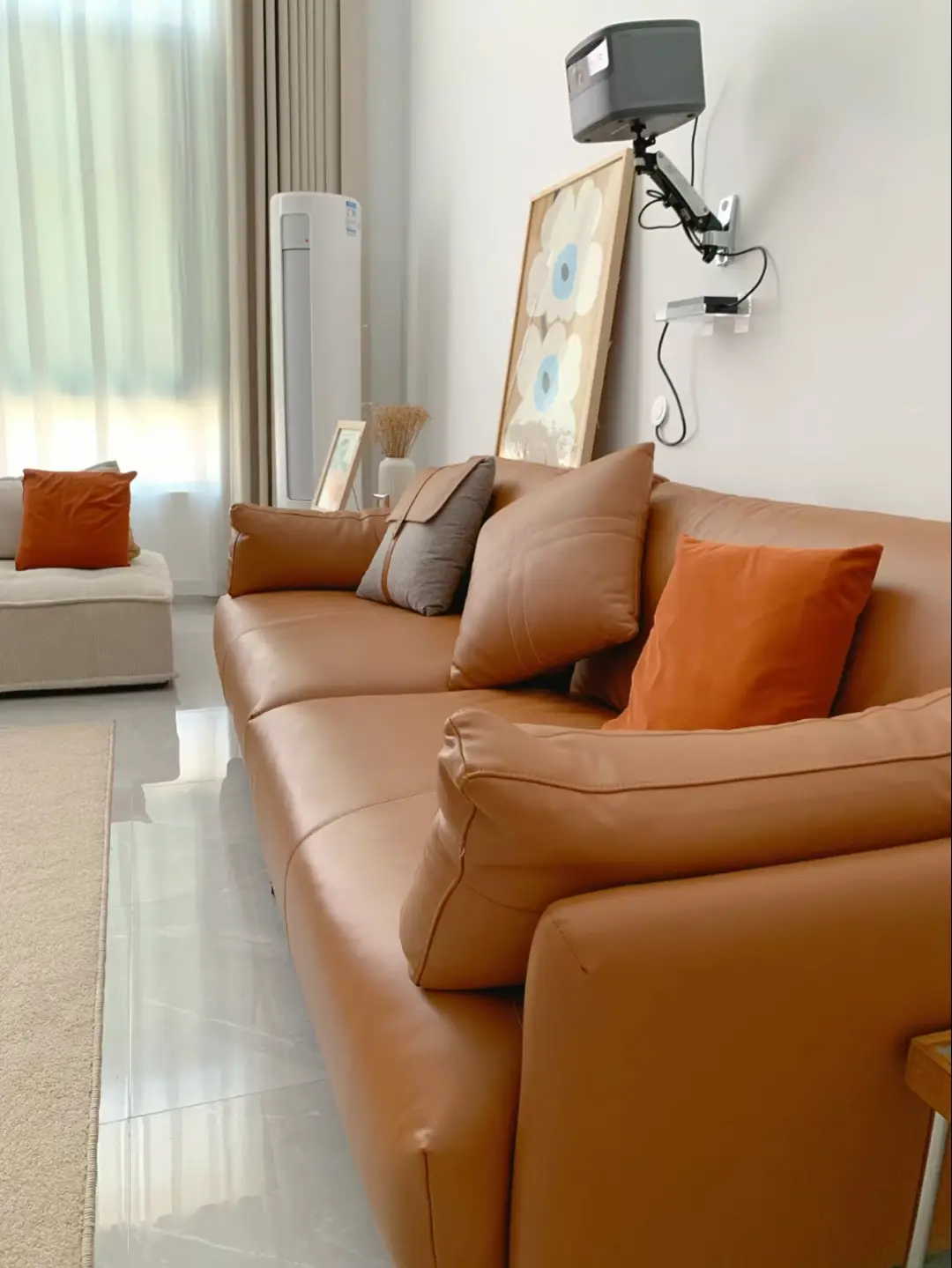 暮光橙色的沙发给家里增添了温馨感图片_1