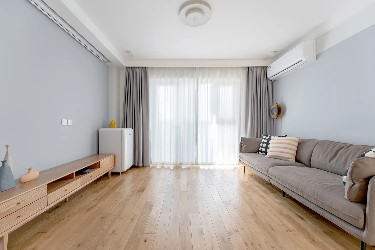 烟蓝色+霜雪白双色墙漆，百搭还能避免单调图片_0