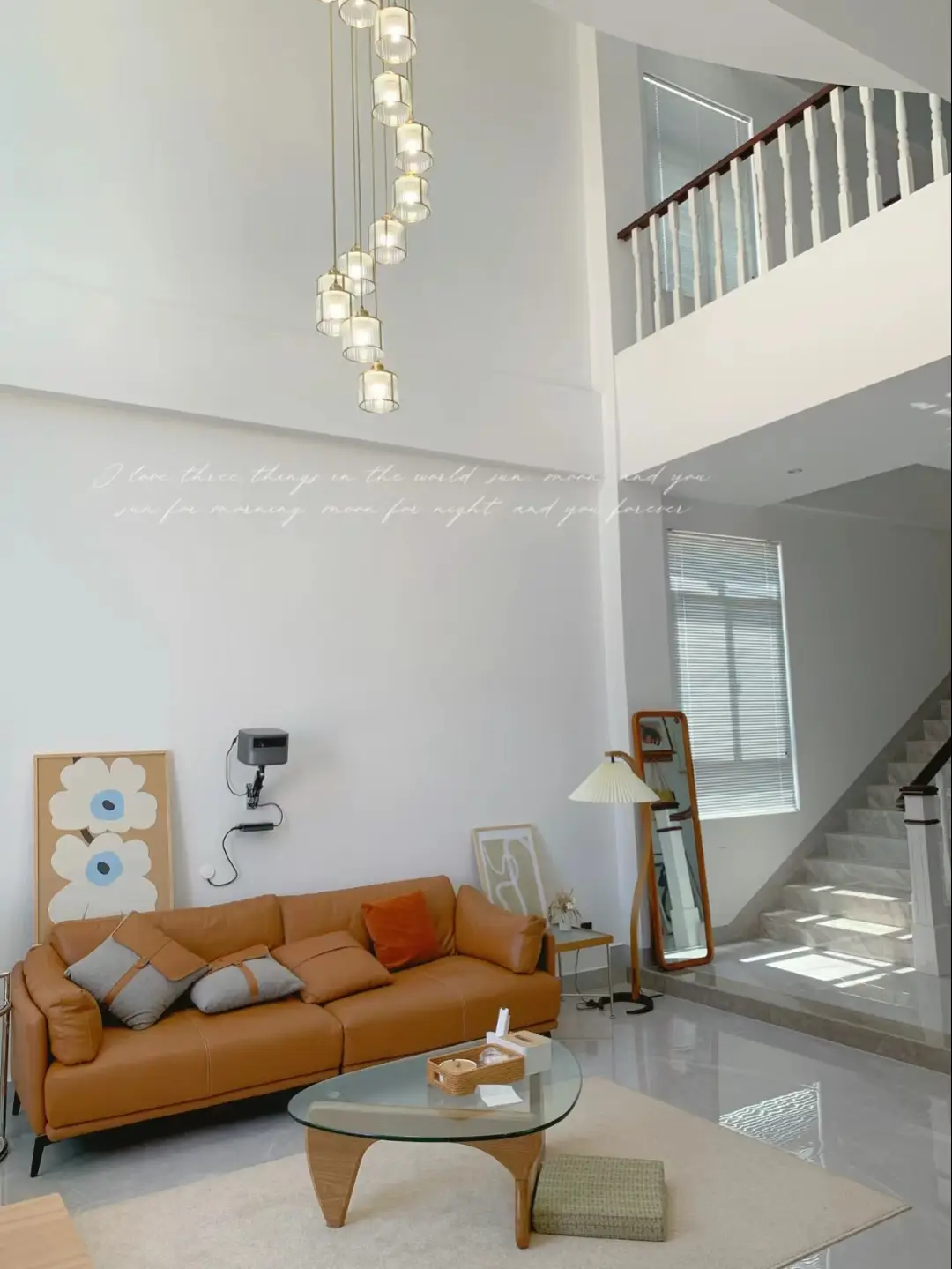 暮光橙色的沙发给家里增添了温馨感图片_2