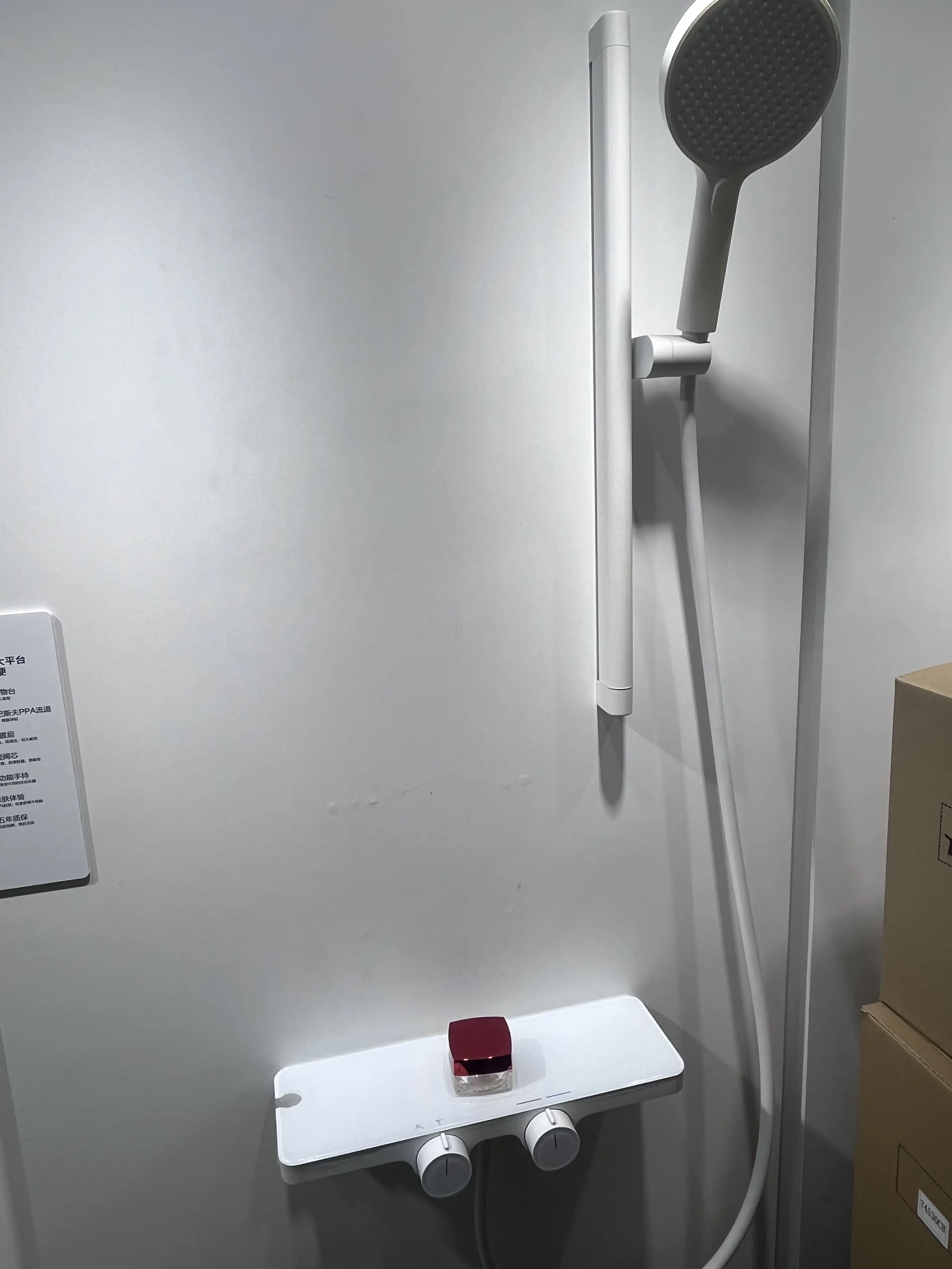 奶白色花洒高颜值高实用卫生间洗澡图片_2