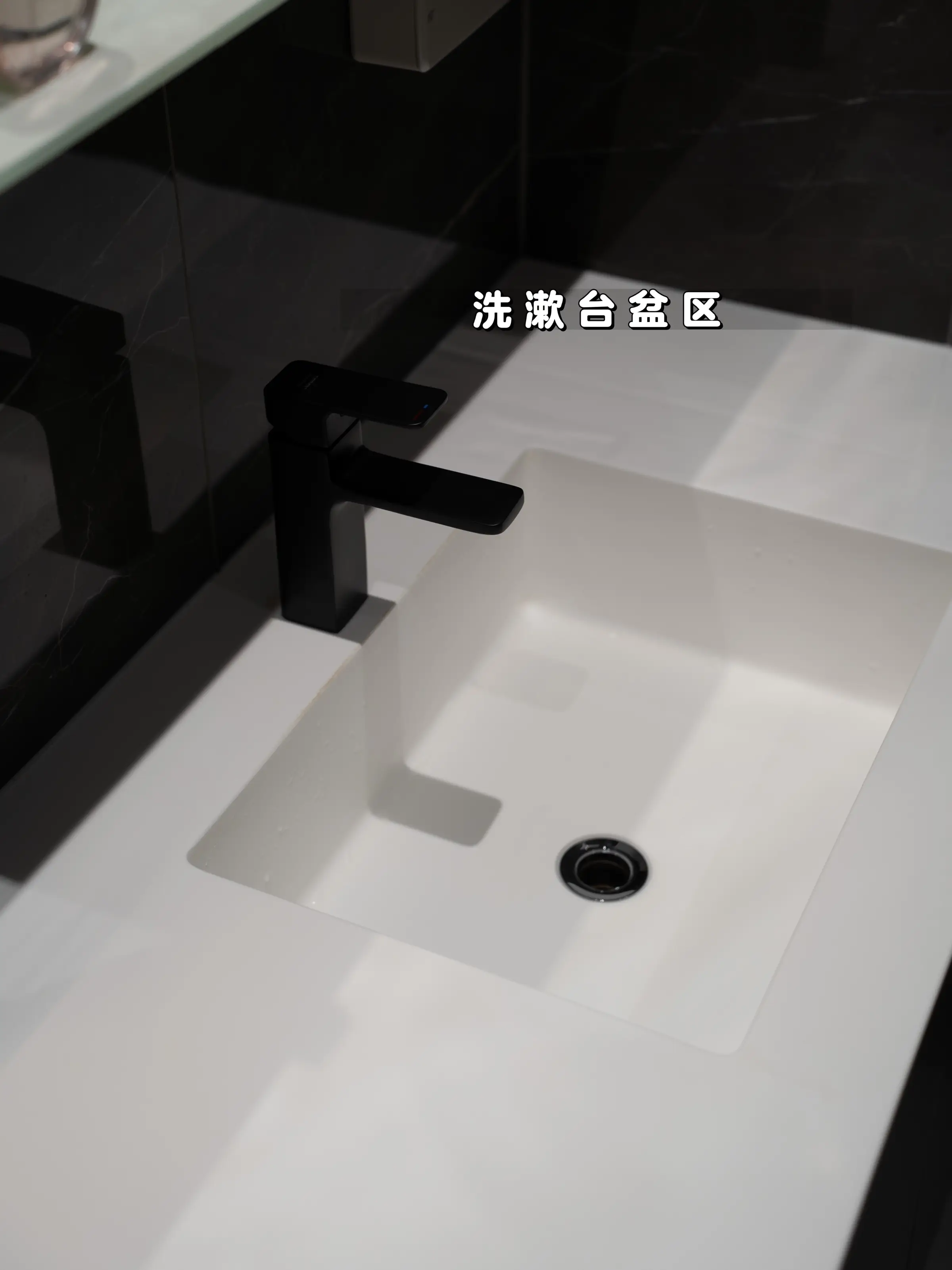 快抄作业！极简黑白灰卫生间真好看！图片_2